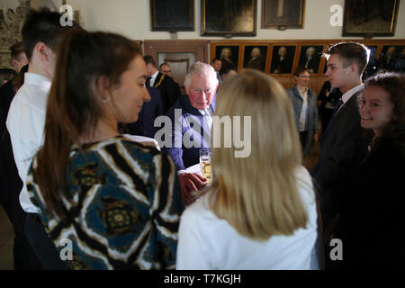 Leipzig, Deutschland. 08 Mai, 2019. Der britische Thronfolger Prinz Charles für junge Menschen spricht bei seinem Besuch in der City Hall in 2019. Der Prinz von Wales und die Herzogin von Cornwall besuchen Sie Leipzig Am zweiten Tag Ihrer Reise nach Deutschland. Credit: Ronny Hartmann/AFP/Pool/dpa/Alamy leben Nachrichten Stockfoto