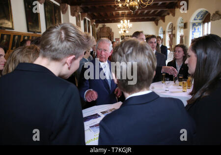 Leipzig, Deutschland. 08 Mai, 2019. Der britische Thronfolger Prinz Charles für junge Menschen spricht bei seinem Besuch in der City Hall in 2019. Der Prinz von Wales und die Herzogin von Cornwall besuchen Sie Leipzig Am zweiten Tag Ihrer Reise nach Deutschland. Credit: Ronny Hartmann/AFP/Pool/dpa/Alamy leben Nachrichten Stockfoto