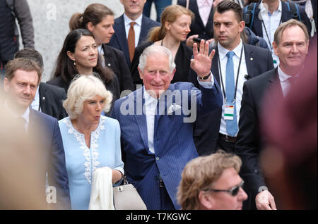 Leipzig, Deutschland. 08 Mai, 2019. Der britische Prinz Charles und seine Frau Camilla, Herzogin, die auf dem Weg von St. Thomas' Church zum Alten Rathaus, von Michael Kretschmer (CDU, l), Ministerpräsident von Sachsen, und Burkhard Jung (r), Oberbürgermeister von Leipzig begleitet. Der Prinz von Wales und die Herzogin von Cornwall besuchen Sie Leipzig Am zweiten Tag Ihrer Reise nach Deutschland. Credit: Sebastian Willnow/dpa-Zentralbild/dpa/Alamy leben Nachrichten Stockfoto