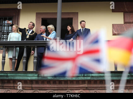 Leipzig, Deutschland. 08 Mai, 2019. Der britische Thronfolger Prinz Charles und seine Frau Camilla (M) stand mit Burkhard Jung (l), Oberbürgermeister von Leipzig und seine Frau Ayleena und Michael Kretschmer (CDU, r), Ministerpräsident von Sachsen, und seine Frau Annett Hofmann (2. von rechts) auf dem Balkon des Rathauses. Der Prinz von Wales und die Herzogin von Cornwall besuchen Sie Leipzig Am zweiten Tag Ihrer Reise nach Deutschland. Kredite: Jan Woitas/dpa/Alamy leben Nachrichten Stockfoto