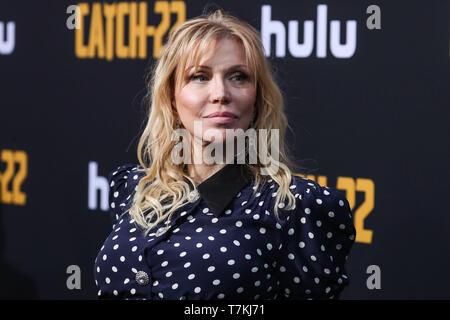 Hollywood, Vereinigte Staaten. 07 Mai, 2019. HOLLYWOOD, LOS ANGELES, Kalifornien, USA - 07. Mai: Sängerin Courtney Love tragen Alessandra Reich kommt an der Los Angeles Premiere von Hulu 'Catch-22' an der TCL Chinese Theater IMAX am 7. Mai 2019 in Hollywood, Los Angeles, Kalifornien, USA. (Foto von Xavier Collin/Image Press Agency) Quelle: Bild Presse Agentur/Alamy leben Nachrichten Stockfoto