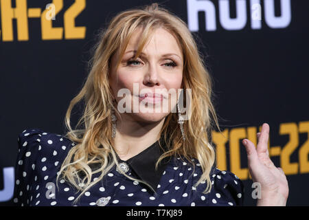 Hollywood, Vereinigte Staaten. 07 Mai, 2019. HOLLYWOOD, LOS ANGELES, Kalifornien, USA - 07. Mai: Sängerin Courtney Love tragen Alessandra Reich kommt an der Los Angeles Premiere von Hulu 'Catch-22' an der TCL Chinese Theater IMAX am 7. Mai 2019 in Hollywood, Los Angeles, Kalifornien, USA. (Foto von Xavier Collin/Image Press Agency) Quelle: Bild Presse Agentur/Alamy leben Nachrichten Stockfoto