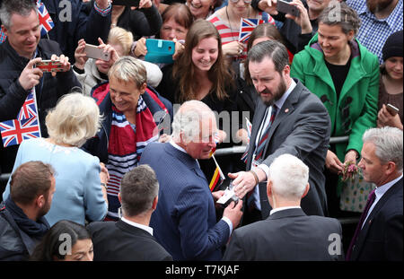 Leipzig, Deutschland. 08 Mai, 2019. Der britische Thronfolger Prinz Charles (M) und seine Frau Camilla (oben) verlassen Sie die Thomaskirche und die Zuschauer unterhalten. Der Prinz von Wales und die Herzogin von Cornwall besuchen Sie Leipzig Am zweiten Tag Ihrer Reise nach Deutschland. Credit: Ronny Hartmann/AFP/Pool/dpa/Alamy leben Nachrichten Stockfoto