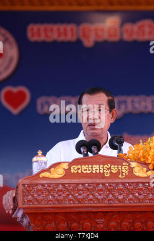 Phnom Penh, Kambodscha. 8. Mai, 2019. Kambodschanischen Premierminister Samdech Hun Sen Techo spricht bei einer Veranstaltung zum Gedenken an die Welt des Roten Kreuzes Tag in Phnom Penh, Kambodscha, am 8. Mai 2019. Die Kambodschanische Rote Kreuz (CRC) gesammelt wurden 20,7 Millionen US-Dollar während der jährlichen Veranstaltung der 156 Welt Rote Kreuz Tag hier am Mittwoch Kennzeichnung. Credit: Li Lay/Xinhua/Alamy leben Nachrichten Stockfoto