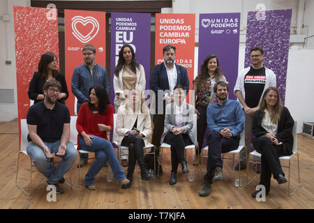 Madrid, Spanien. 8. Mai, 2019. Kandidaten der Podemos zum Europäischen Parlament gesehen für ein Bild vor der Pressekonferenz posieren. Unidas Podemos präsentieren ihre Liste der Kandidaten für die bevorstehenden Wahlen am 26. Mai im Europäischen Parlament. Auf der Pressekonferenz der Spitzenkandidat, Maria Eugenia Rodriguez Palop, Esperanza Villanueva, Sira Rego (I.E.) und Ernest Urtasun (Katalonien in ComÃº) mit den anderen Kandidaten teil und präsentierten Sie die Achsen der zukünftigen Wahlprogramm. Credit: Lito Lizana/SOPA Images/ZUMA Draht/Alamy leben Nachrichten Stockfoto