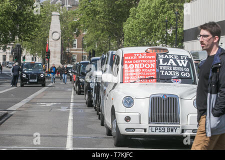 London, Großbritannien. 8. Mai, 2019. Black Cab Drivers Bühne ein Protest in Westminster blockieren Zugang zum Parlament Platz gegen die City-maut in London TFL durch das Verbot von Teilen von London, um die Qualität und die Verschmutzung der Credit: Amer ghazzal/Alamy Leben Nachrichten zu verbessern auferlegt zu protestieren Stockfoto