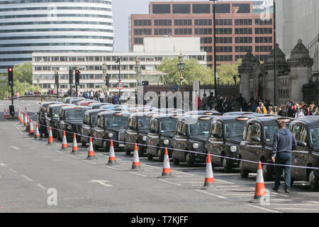 London, Großbritannien. 8. Mai, 2019. Black Cab Drivers Bühne ein Protest in Westminster blockieren Zugang zum Parlament Platz gegen die City-maut in London TFL durch das Verbot von Teilen von London, um die Qualität und die Verschmutzung der Credit: Amer ghazzal/Alamy Leben Nachrichten zu verbessern auferlegt zu protestieren Stockfoto