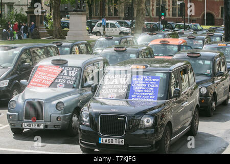 London, Großbritannien. 8. Mai, 2019. Black Cab Drivers Bühne ein Protest in Westminster blockieren Zugang zum Parlament Platz gegen die City-maut in London TFL durch das Verbot von Teilen von London, um die Qualität und die Verschmutzung der Credit: Amer ghazzal/Alamy Leben Nachrichten zu verbessern auferlegt zu protestieren Stockfoto