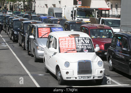 London, Großbritannien. 8. Mai, 2019. Black Cab Drivers Bühne ein Protest in Westminster blockieren Zugang zum Parlament Platz gegen die City-maut in London TFL durch das Verbot von Teilen von London, um die Qualität und die Verschmutzung der Credit: Amer ghazzal/Alamy Leben Nachrichten zu verbessern auferlegt zu protestieren Stockfoto