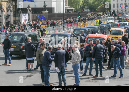 London, Großbritannien. 8. Mai, 2019. Black Cab Drivers Bühne ein Protest in Westminster blockieren Zugang zum Parlament Platz gegen die City-maut in London TFL durch das Verbot von Teilen von London, um die Qualität und die Verschmutzung der Credit: Amer ghazzal/Alamy Leben Nachrichten zu verbessern auferlegt zu protestieren Stockfoto