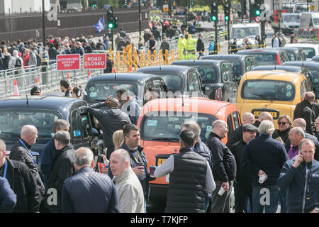 London, Großbritannien. 8. Mai, 2019. Black Cab Drivers Bühne ein Protest in Westminster blockieren Zugang zum Parlament Platz gegen die City-maut in London TFL durch das Verbot von Teilen von London, um die Qualität und die Verschmutzung der Credit: Amer ghazzal/Alamy Leben Nachrichten zu verbessern auferlegt zu protestieren Stockfoto