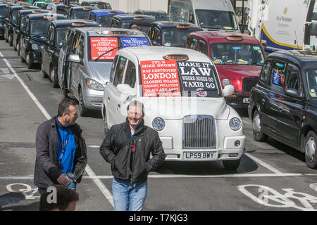 London, Großbritannien. 8. Mai, 2019. Black Cab Drivers Bühne ein Protest in Westminster blockieren Zugang zum Parlament Platz gegen die City-maut in London TFL durch das Verbot von Teilen von London, um die Qualität und die Verschmutzung der Credit: Amer ghazzal/Alamy Leben Nachrichten zu verbessern auferlegt zu protestieren Stockfoto