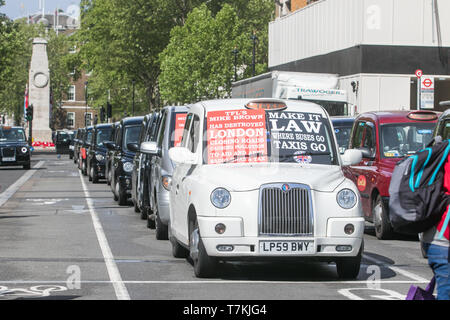 London, Großbritannien. 8. Mai, 2019. Black Cab Drivers Bühne ein Protest in Westminster blockieren Zugang zum Parlament Platz gegen die City-maut in London TFL durch das Verbot von Teilen von London, um die Qualität und die Verschmutzung der Credit: Amer ghazzal/Alamy Leben Nachrichten zu verbessern auferlegt zu protestieren Stockfoto