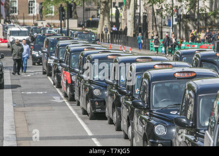 London, Großbritannien. 8. Mai, 2019. Black Cab Drivers Bühne ein Protest in Westminster blockieren Zugang zum Parlament Platz gegen die City-maut in London TFL durch das Verbot von Teilen von London, um die Qualität und die Verschmutzung der Credit: Amer ghazzal/Alamy Leben Nachrichten zu verbessern auferlegt zu protestieren Stockfoto