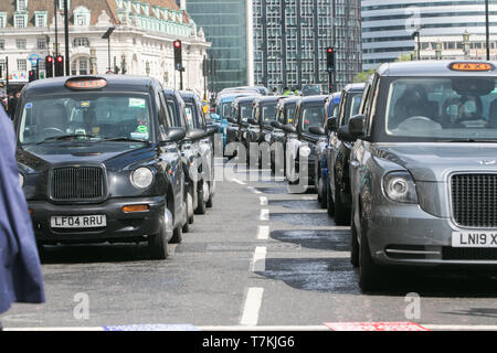 London, Großbritannien. 8. Mai, 2019. Black Cab Drivers Bühne ein Protest in Westminster blockieren Zugang zum Parlament Platz gegen die City-maut in London TFL durch das Verbot von Teilen von London, um die Qualität und die Verschmutzung der Credit: Amer ghazzal/Alamy Leben Nachrichten zu verbessern auferlegt zu protestieren Stockfoto