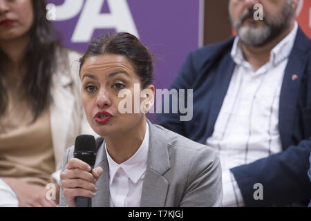 Madrid, Spanien. 8. Mai, 2019. Sira Riego beobachtet, als er während der Präsentation. Unidas Podemos präsentieren ihre Liste der Kandidaten für die bevorstehenden Wahlen am 26. Mai im Europäischen Parlament. Auf der Pressekonferenz der Spitzenkandidat, Maria Eugenia Rodriguez Palop, Esperanza Villanueva, Sira Rego (I.E.) und Ernest Urtasun (Katalonien in ComÃº) mit den anderen Kandidaten teil und präsentierten Sie die Achsen der zukünftigen Wahlprogramm. Credit: Lito Lizana/SOPA Images/ZUMA Draht/Alamy leben Nachrichten Stockfoto