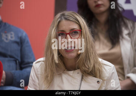 Madrid, Spanien. 8. Mai, 2019. María-a Eugenia Rodriguez Palop, Nummer 1 von podemos für die Europawahlen beobachtet, als er während der Präsentation. Unidas Podemos präsentieren ihre Liste der Kandidaten für die bevorstehenden Wahlen am 26. Mai im Europäischen Parlament. Auf der Pressekonferenz der Spitzenkandidat, Maria Eugenia Rodriguez Palop, Esperanza Villanueva, Sira Rego (I.E.) und Ernest Urtasun (Katalonien in ComÃº) mit den anderen Kandidaten teil und präsentierten Sie die Achsen der zukünftigen Wahlprogramm. Credit: Lito Lizana/SOPA Images/ZUMA Draht/Alamy leben Nachrichten Stockfoto