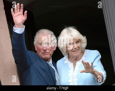 Leipzig, Deutschland. 08 Mai, 2019. Der britische Thronfolger Prinz Charles und seine Frau Camilla auf dem Balkon des Rathauses und Wave. Der Prinz von Wales und die Herzogin von Cornwall besuchen Sie Leipzig Am zweiten Tag Ihrer Reise nach Deutschland. - Recrop Credit: Hendrik Schmidt/dpa/Alamy leben Nachrichten Stockfoto