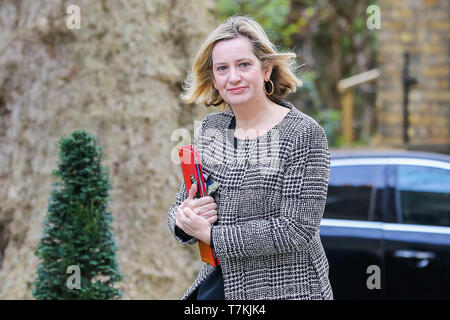 London, UK, UK. 8. Mai, 2019. Amber Rudd, Werke und Pension Sekretärin ist in Downing Street gesehen. Ihre Karte war fünf Mal zwischen 2015 und 2016 ausgesetzt. Freiheit von Informationen anfragen Aus dem Daily Telegraph schwelgt, die Hunderte von MPs einschließlich Jeremy Corbyn und neun Minister amtlichen Kreditkarten Das unabhängige parlamentarische Standards Authority Credit ausgesetzt hatten: Dinendra Haria/SOPA Images/ZUMA Draht/Alamy leben Nachrichten Stockfoto