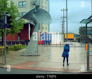 Glasgow, Schottland, UK, 8. Mai, 2019, UK Wetter. Regen und Kälte in der Stadt auf einen langweiligen Tag vor der Statue 'Aufstieg' eine sechs Meter hohe Skulptur mit den Kopf und den Körper einer Frau, die einen herrlichen Blick auf Glasgow Harbour. . Kredit Gerard Fähre / alamy Leben Nachrichten Stockfoto