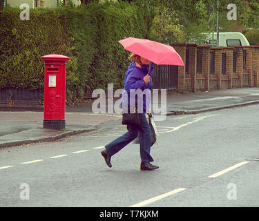 Glasgow, Schottland, UK, 8. Mai, 2019, UK Wetter. Regen und Kälte in der Stadt, die auf einem langweiligen Tag. . Kredit Gerard Fähre / alamy Leben Nachrichten Stockfoto