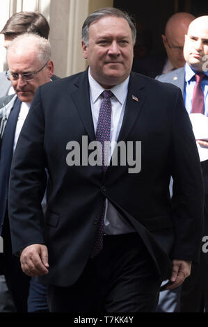 London, Großbritannien. 8. Mai, 2019. Us-Staatssekretär Mike Pompeo (Vorne) verlässt nach einem Treffen mit dem britischen Premierminister Theresa May in der Downing Street in London, Großbritannien, am 8. Mai 2019. Us-Staatssekretär Mike Pompeo ist in London am Mittwoch zu Gesprächen mit britischen Beamten auf die besondere Beziehung zwischen den beiden Ländern unter verschärfter Spannungen mit dem Iran und Brexit Unsicherheit. Credit: Ray Tang/Xinhua/Alamy leben Nachrichten Stockfoto