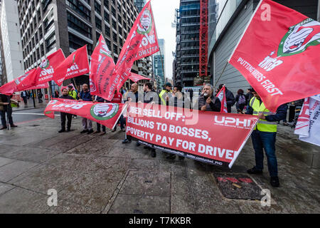 London, Großbritannien. 8. Mai 2019. London uber Treiber in London, in Birmingham, Glasgow und Nottingham und international boykottieren das Uber app für 9 Stunden in die Proteste außerhalb Uber Büros. Die Morgige Uber Börsengang wird erwartet, dass sie ihre Gründer $ 9 Mrd. und Führungskräfte zu Net-Anteil an den Gewinnen. Uber-Fahrer, die im Durchschnitt £ 5 pro Stunde verdienen, Gewinn nichts und sagen Uber Geschäftsmodell hängt davon ab, auf die Ausbeutung, Steuerhinterziehung und regulatorische Arbitrage. Die UPHD Treiber, Teil der IWGB Union blockiert eine Fahrspur für den Protest. Peter Marshall / alamy Leben Nachrichten Stockfoto