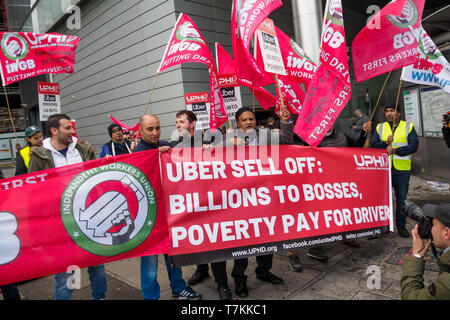 London, Großbritannien. 8. Mai 2019. London uber Treiber in London, in Birmingham, Glasgow und Nottingham und international boykottieren das Uber app für 9 Stunden in die Proteste außerhalb Uber Büros. Die Morgige Uber Börsengang wird erwartet, dass sie ihre Gründer $ 9 Mrd. und Führungskräfte zu Net-Anteil an den Gewinnen. Uber-Fahrer, die im Durchschnitt £ 5 pro Stunde verdienen, Gewinn nichts und sagen Uber Geschäftsmodell hängt davon ab, auf die Ausbeutung, Steuerhinterziehung und regulatorische Arbitrage. Die UPHD Treiber, Teil der IWGB Union blockiert eine Fahrspur für den Protest. Peter Marshall / alamy Leben Nachrichten Stockfoto