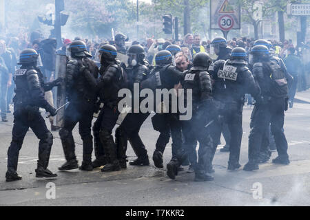 Mai 1, 2019 - Paris, "le-de-France, Frankreich - Französische Polizisten gesehen werden verhaftete Demonstranten während der Tag der Proteste in Paris.. der 1. Mai ein Feiertag ist normalerweise am 1. Mai gefeiert. Die Sowjetunion mit der Bezeichnung Mai 1 Die Internationale Arbeiter Tag. Mai Tag in Frankreich hat ein Tag, wenn Gewerkschaften ihre Stimmen durch Proteste und Demonstrationen machen gehört, während andere Protest laufenden Situation in Frankreich. (Bild: © Edward Crawford/SOPA Bilder über ZUMA Draht) Stockfoto