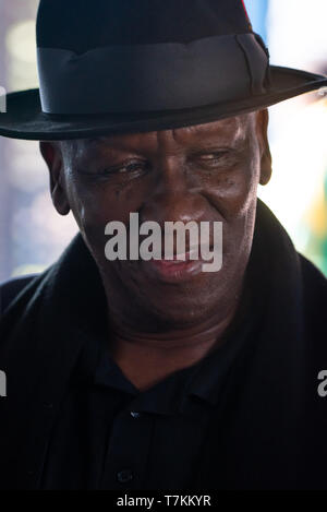 Lamontville, Durban, Südafrika, 8. Mai 2019: South African Police Minister Bheki Cele besucht die Lamontville städtische Ämter, seine Stimme in den 2019 südafrikanischen Parlamentswahlen zu werfen. Bild: Jonathan Oberholster/Alamy leben Nachrichten Stockfoto