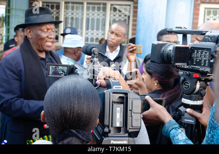 Lamontville, Durban, Südafrika, 8. Mai 2019: South African Police Minister Bheki Cele besucht die Lamontville städtische Ämter, seine Stimme in den 2019 südafrikanischen Parlamentswahlen zu werfen. Bild: Jonathan Oberholster/Alamy leben Nachrichten Stockfoto