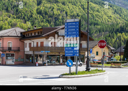 Schild in Cencenighe Agordino, Richtungen und Entfernungen zu verschiedenen Zielen in den Dolomiten, Italien Stockfoto