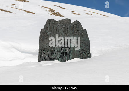 Fausto Coppi Denkmal am Passo Pordoi abgedeckt im Schnee - Pordoijoch, Dolomiten, Italien Stockfoto