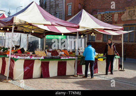 Worcester City Market - Kunden und Ständen zu den Engel Ort Street Market, Worcester, Worcestershire, England Großbritannien Stockfoto