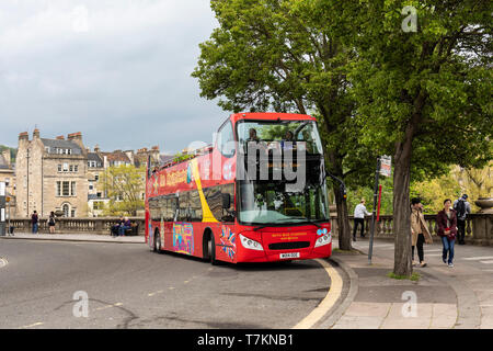 Roter Hop-on-Hop-off-Bus für Sightseeing im Stadtzentrum von Bath, England, Großbritannien Stockfoto