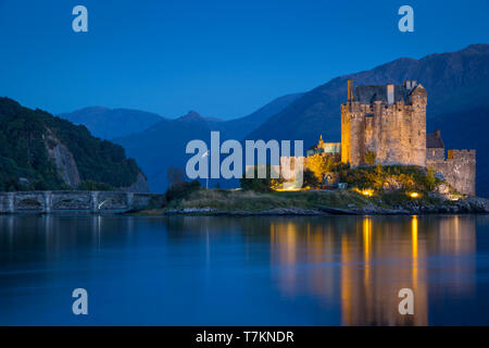 Dämmerung über Eilean Donan Castle am Loch Duich, Dornie, Highlands, Schottland Stockfoto