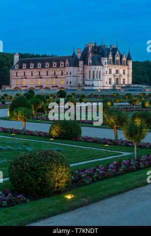 Beleuchteter Garten von Diane de Poitiers auf Schloss Chenonceau im Loire-Tal, Centre Frankreich Stockfoto