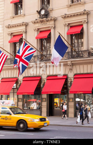 Taxi fährt von Cartier Boutique auf der 5th Avenue in Manhattan, New York City, USA Stockfoto