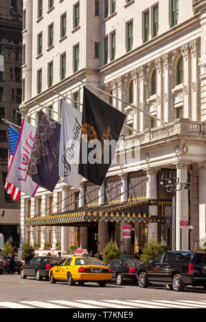 Taxis und Mietwagen vor der Plaza Hotel in Manhattan, New York City, USA Stockfoto