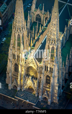 Ansicht von oben auf die St. Patrick's Cathedral beleuchtete durch Reflexionen am frühen Morgen vom Rockefeller Center, Manhattan, New York City, USA Stockfoto