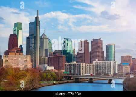 Skyline von Philadelphia mit Center City District Wolkenkratzer und Delaware River im Frühjahr, USA Stockfoto