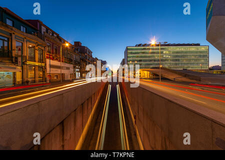 Straße mit Unterführung bei Nacht mit Bewegung und leichte Wanderwege Stockfoto