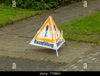 Natur, Landschaftsschutz, Warnschild, Warndreieck, Holzeinschlag, Schneiden von Bäumen, D-Oberhausen, D-Oberhausen-Sterkrade, Ruhrgebiet, Niederrhein, Nordrhein-Westfalen, NRW Stockfoto