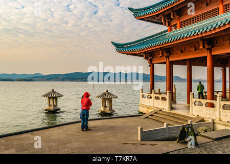 HANGZHOU, CHINA, Dezember - 2018 - Tag Szene Winter am touristischen West Lake Park in Hangzhou, China Stockfoto