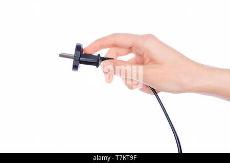Frau Hand männlichen schwarzen Kabel Stecker auf weißem Hintergrund Stockfoto