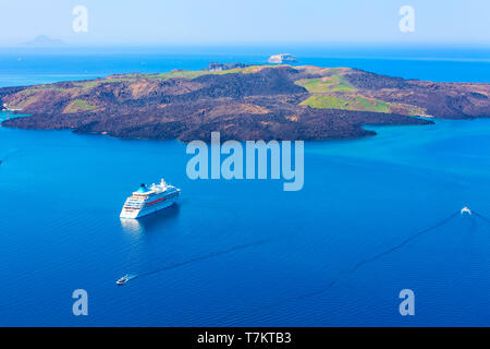 Panoramablick auf das Meer von der Stadt Fira, die Caldera, den Vulkan Insel und Kreuzfahrtschiff in Santorini Thira, Griechenland Stockfoto