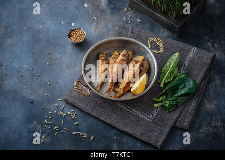 Gebratene Rotbarbe in Kupfer Pfanne, Platz kopieren Stockfoto