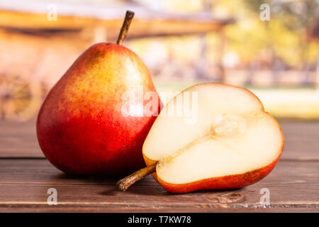 Gruppe von einer ganzen Hälfte der Frische rote Birne in einen Hof Stockfoto