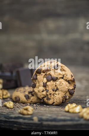 Chocolate Chip Cookies, Schokolade und Walnüsse auf rustikalen hölzernen Hintergrund Stockfoto