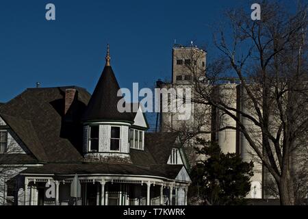 Texas historischen Haus und Randal County Getreidesilos, Canyon, Texas. Stockfoto